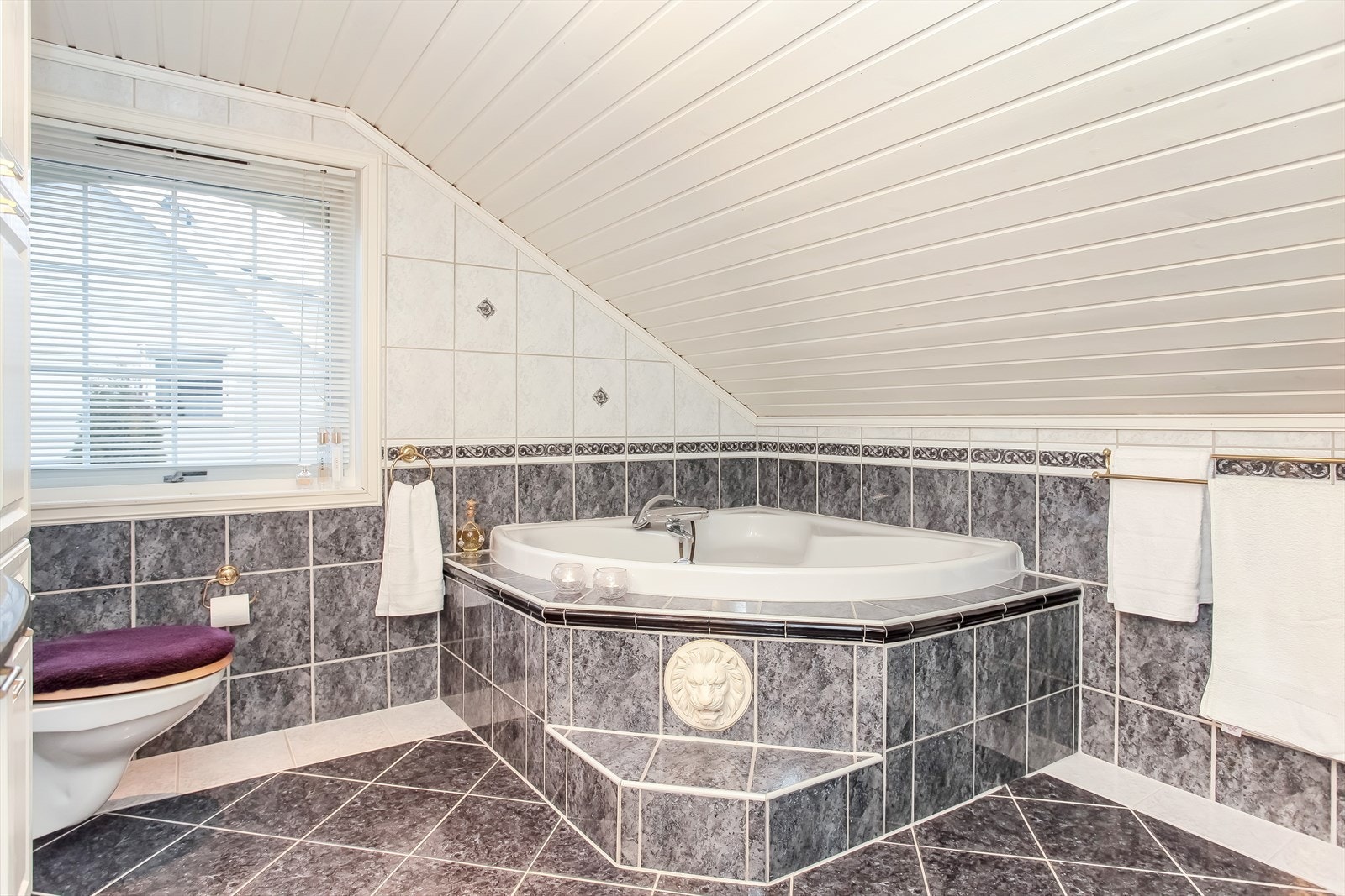 For ekstra komfort er badet utstyrt med et innbygget hjørne-/massasjebad i tillegg til et separat dusjhjørne. Galleribilde