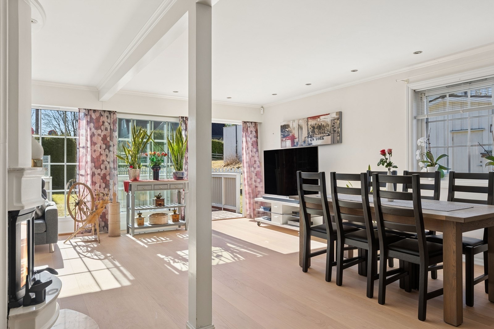 Den romslige stuen har gode møbleringsmuligheter og utgang til en sydvestvendt terrasse på 18 m². Galleribilde