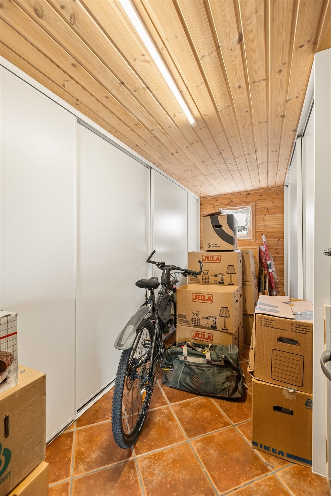 Bod med skyvedørsgarderober og varmekabler. Galleribilde