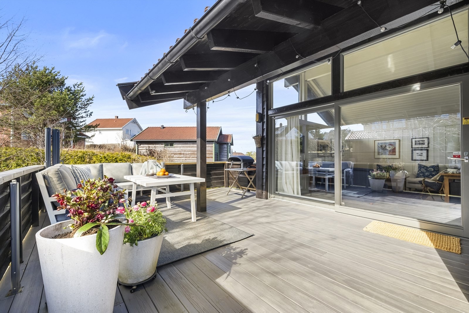 Fra stuen er det utgang til en romslig terrasse på ca. 40 m² - perfekt for sosiale sammenkomster. Galleribilde