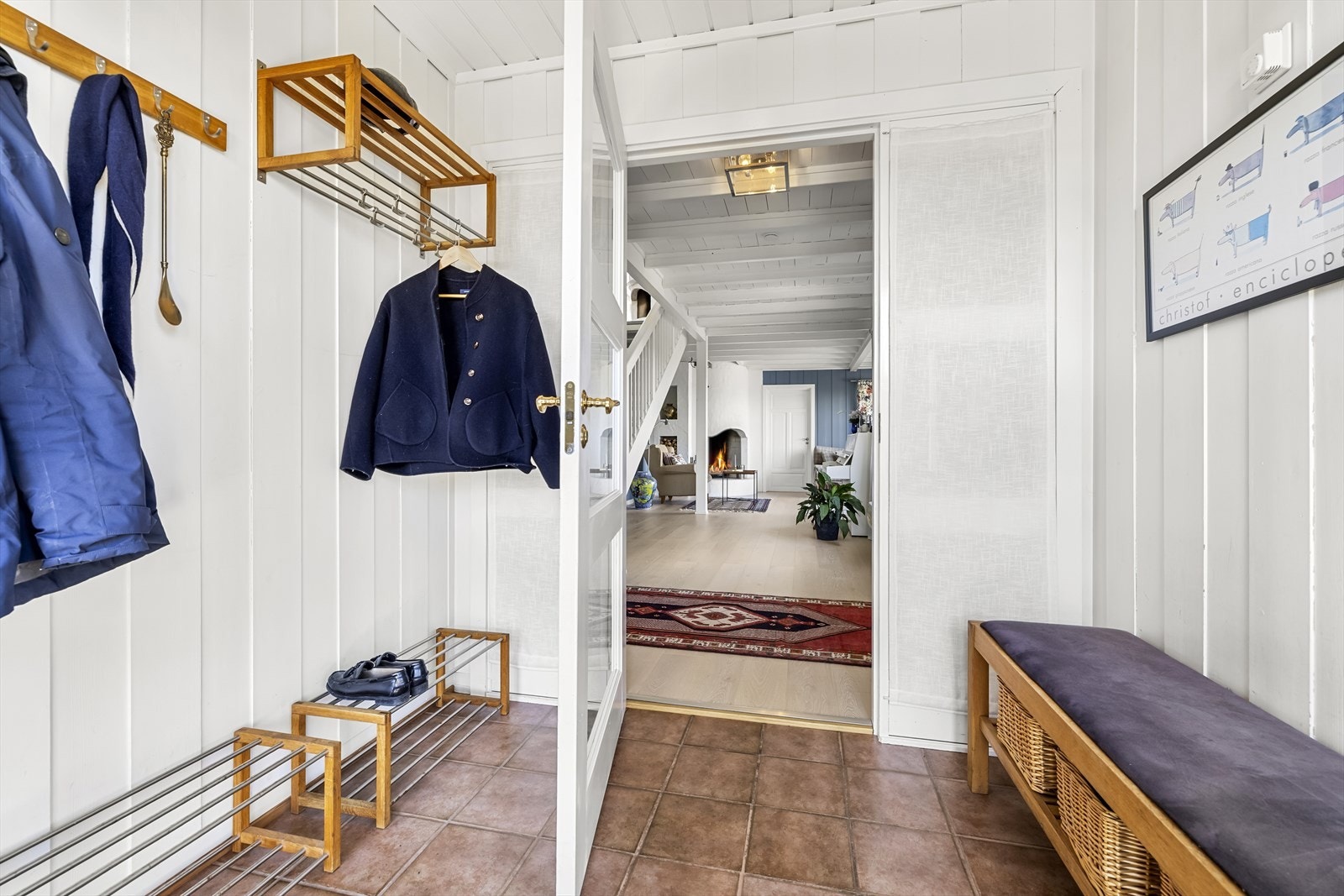 Entreen er praktisk utformet med flislagt gulv med varme og gode oppbevaringsmuligheter. Galleribilde