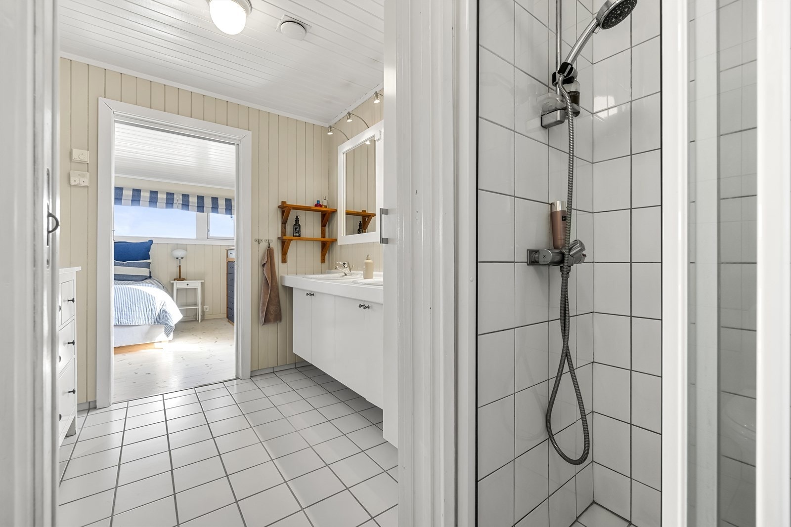Badet fremstår som romslig og funksjonelt, praktisk inndelt i to soner. Galleribilde