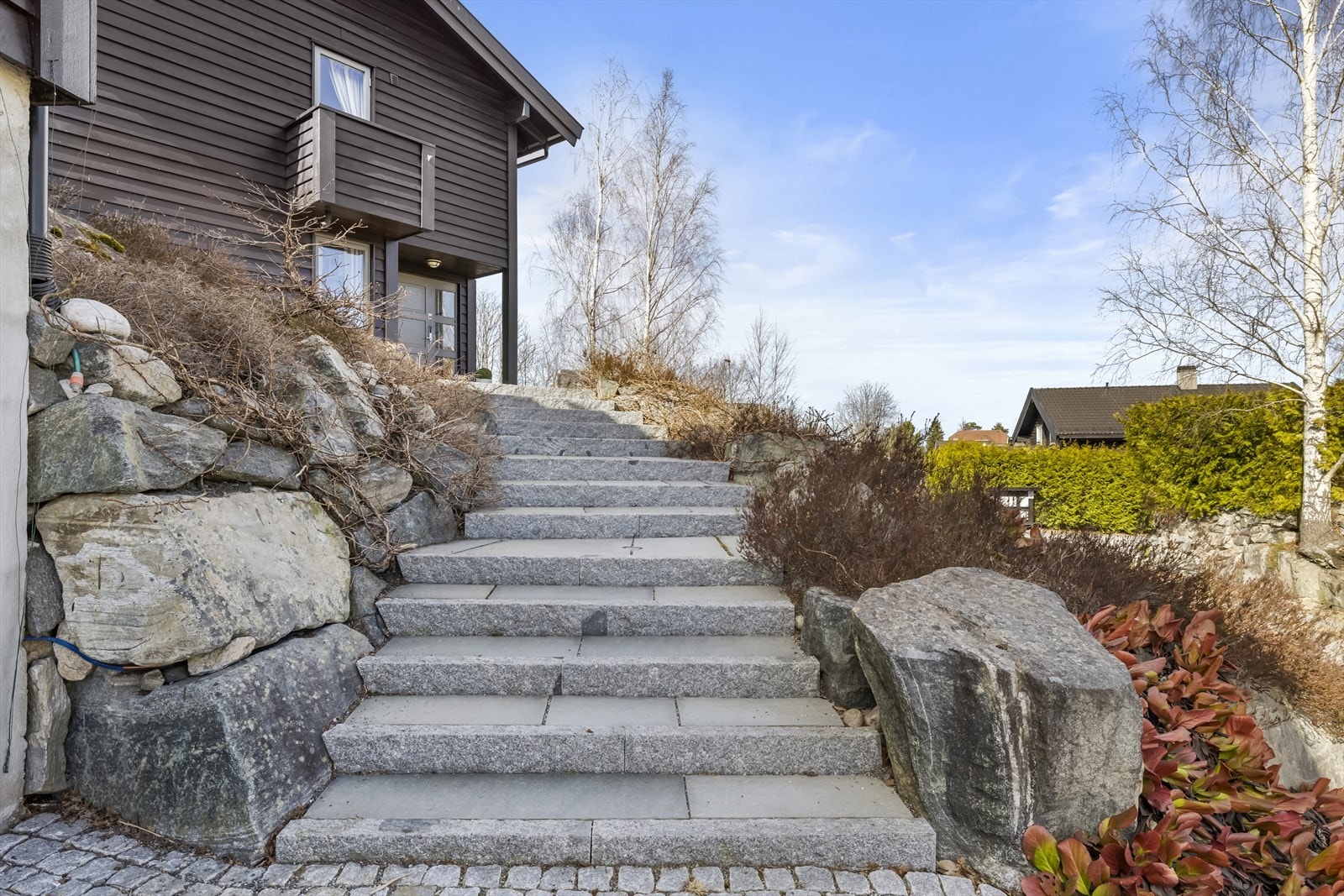 Flott, skiferbelagt adkomst med trapp opp mot inngangspartiet med varmekabler. Galleribilde