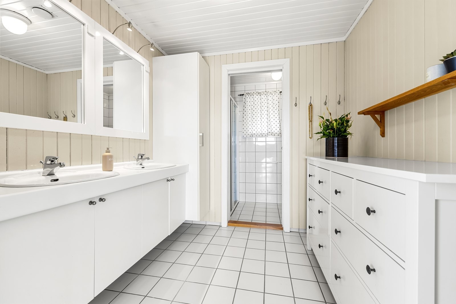 Rommet har dobbelservant med tilhørende innredning på én side og kommode på den andre, mens dusj og wc er plassert skjermet innerst i rommet. Galleribilde