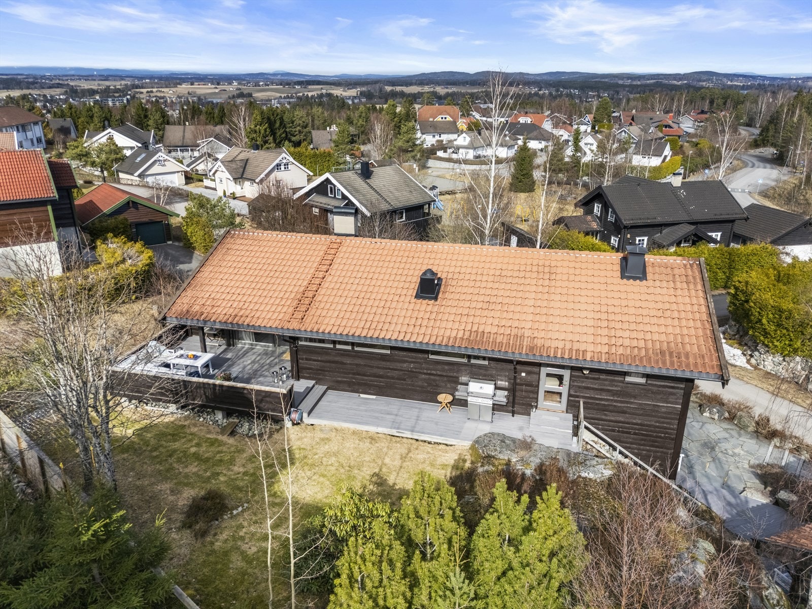 Eiendommen ligger på en flott, eiet tomt på 912,1 m² med gode solforhold og en naturskjønn beliggenhet. Galleribilde