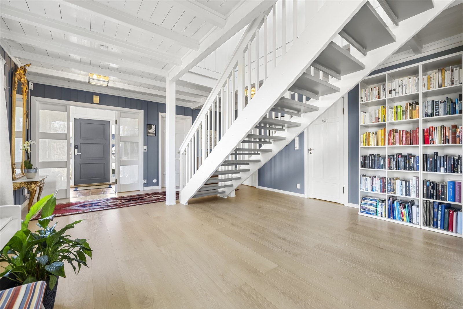 Trappen fremstår som et stilrent blikkfang. Galleribilde