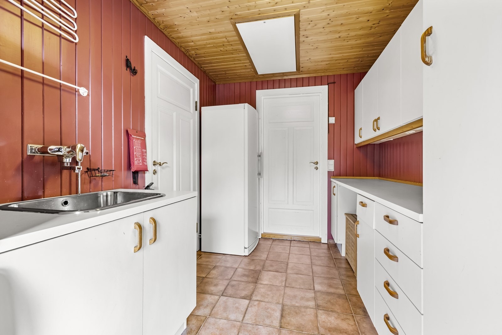 Det er gode arbeidsflater samt rikelig med skap- og oppbevaringsplass. Galleribilde