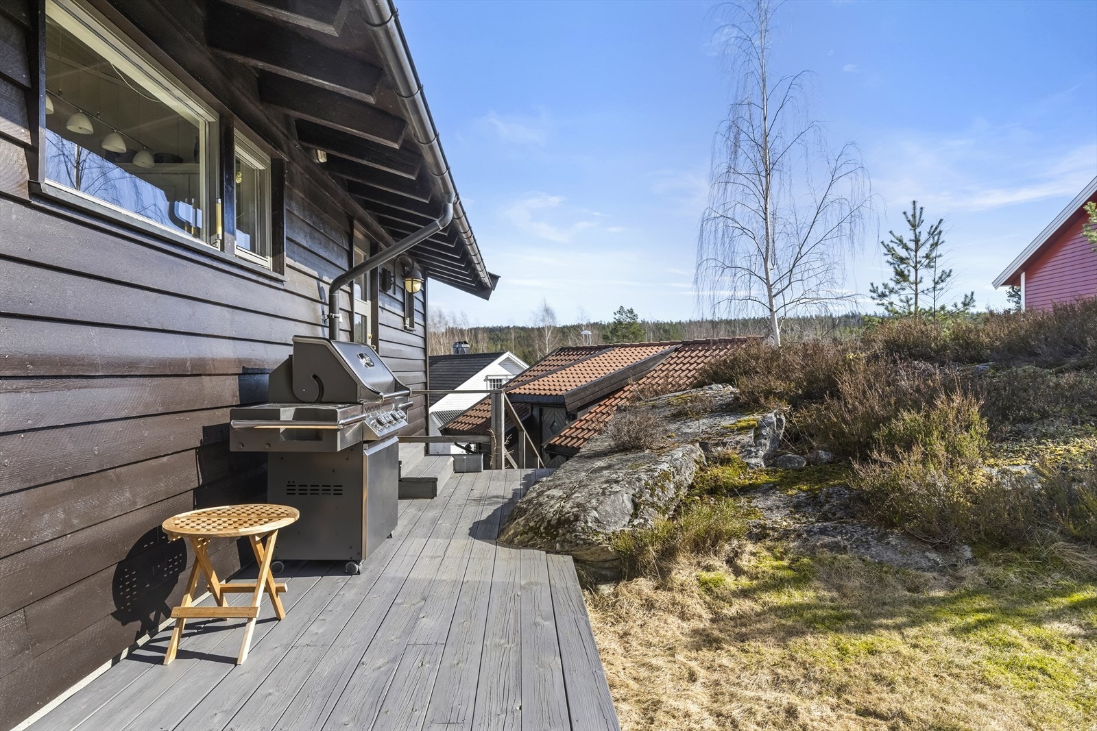 Solrik terrasse med god plass til grill og utemøbler - perfekt for sosiale sammenkomster. Galleribilde