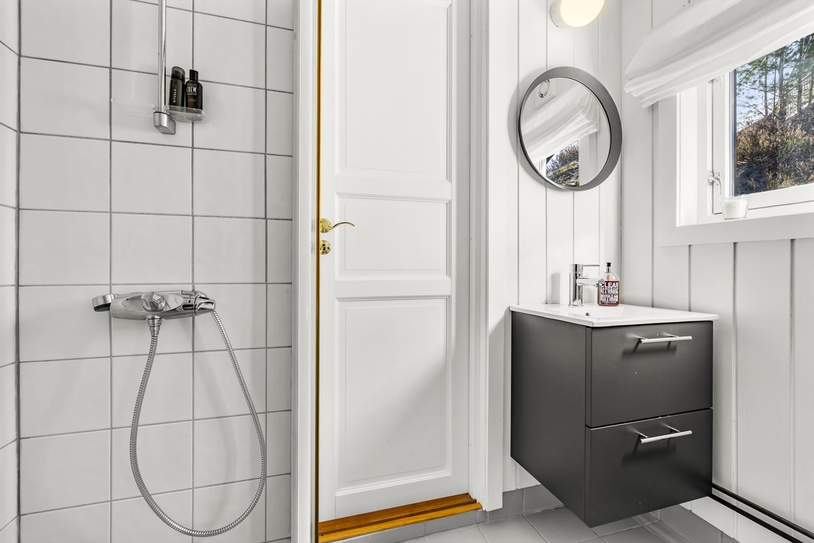 Badet fremstår som enkelt og funksjonelt med wc, servant og dusjløsning. Galleribilde