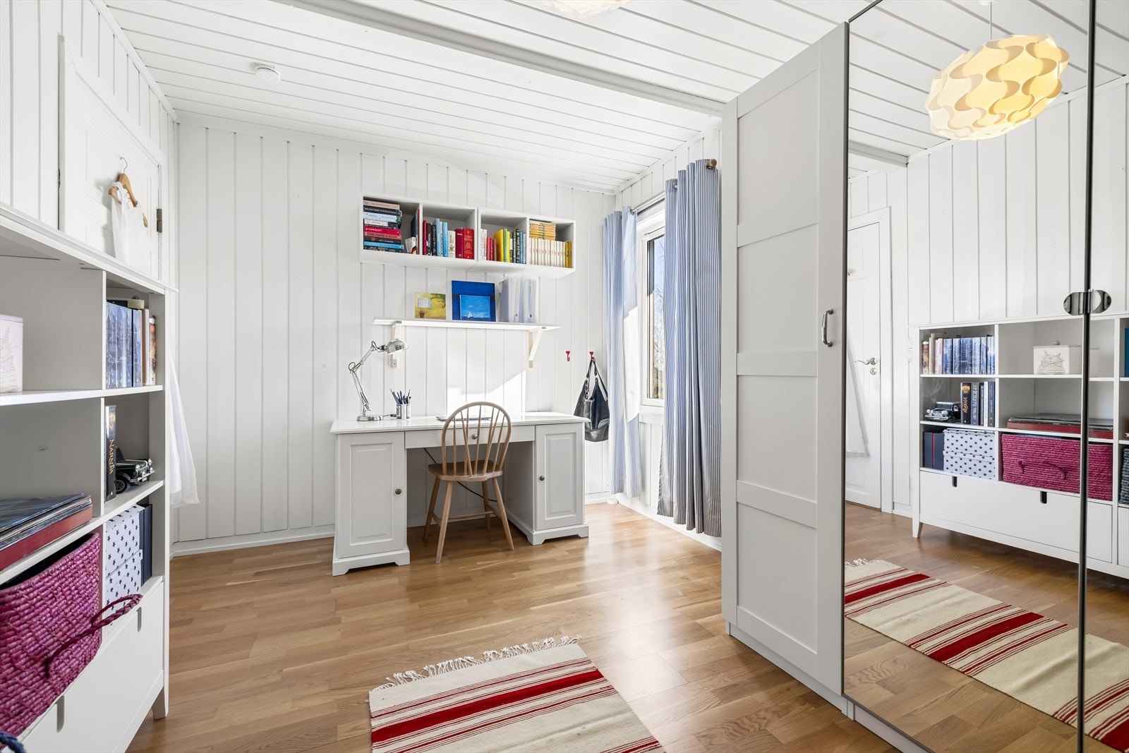 Rommene fremstår som lyse og innbydende, med gode møbleringsmuligheter. Galleribilde