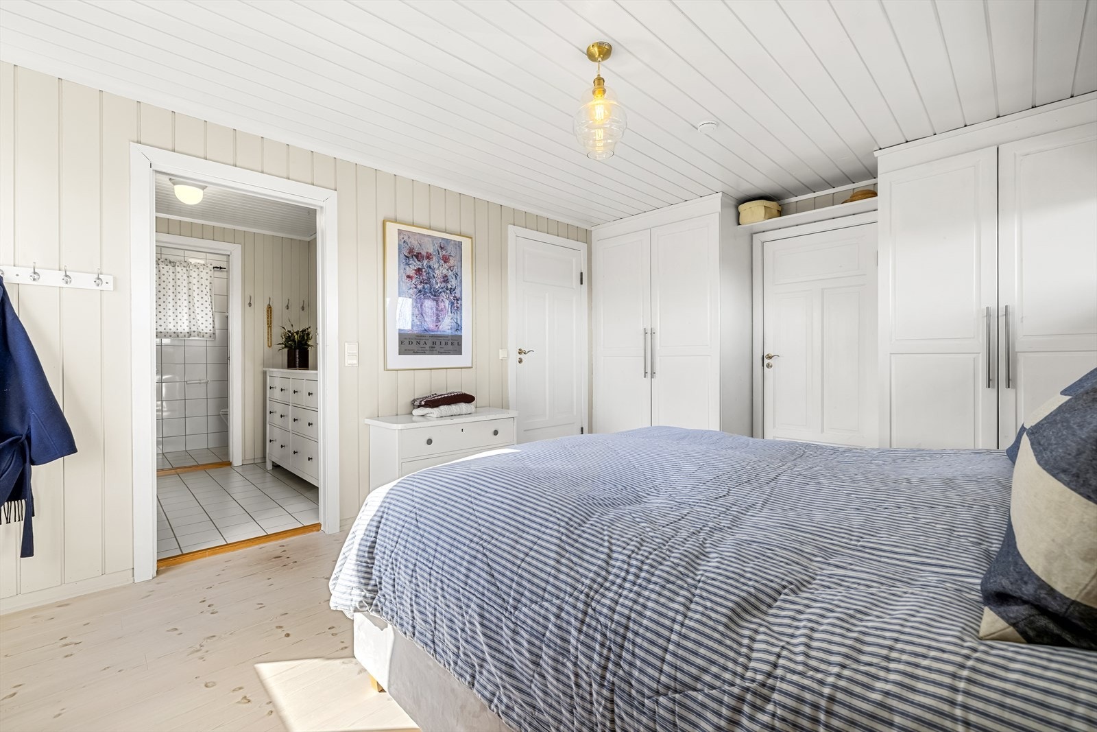 Soverommet har direkte tilknytning til bad, noe som gir en privat og komfortabel hotellfølelse i hverdagen. Galleribilde