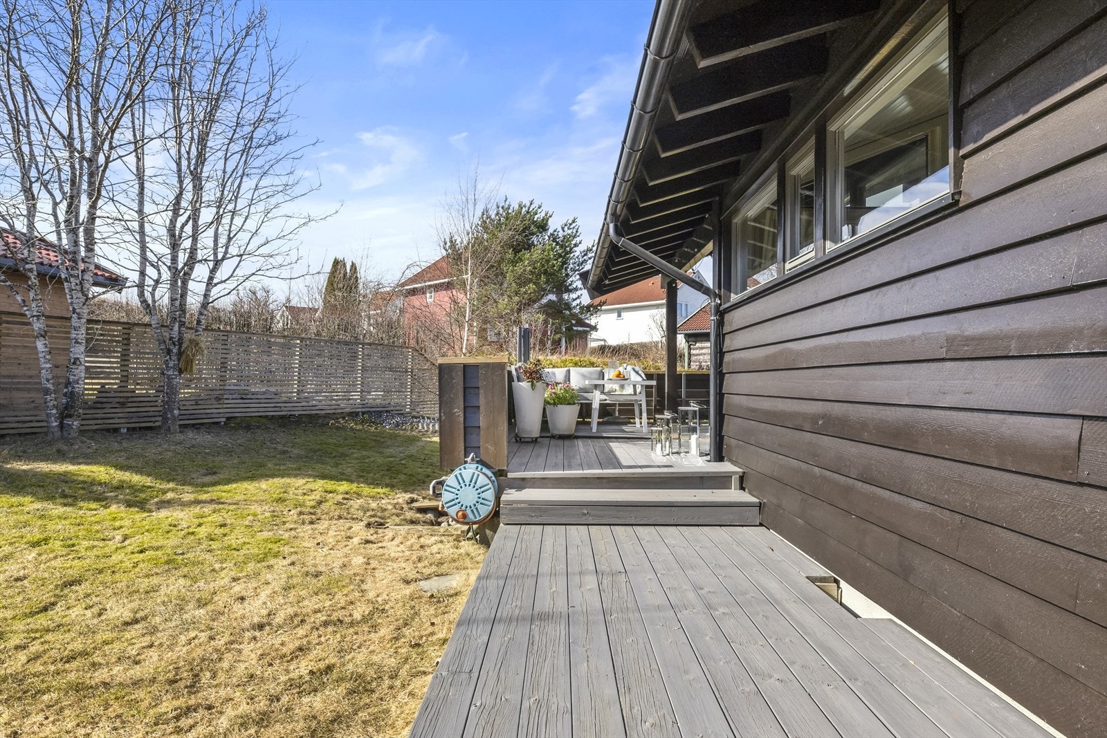 Uteplass med overgang til hage - ideell for hyggelige uteaktiviteter. Galleribilde