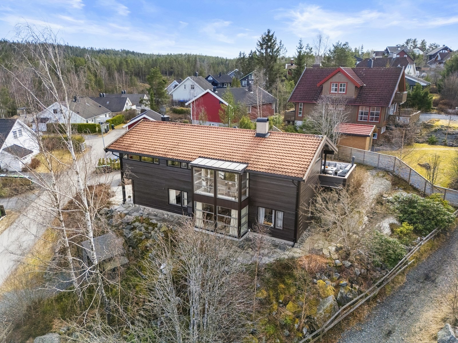 En innholdsrik og tiltalende familiebolig over to etasjer, vakkert beliggende i terrenget med gode solforhold. Galleribilde