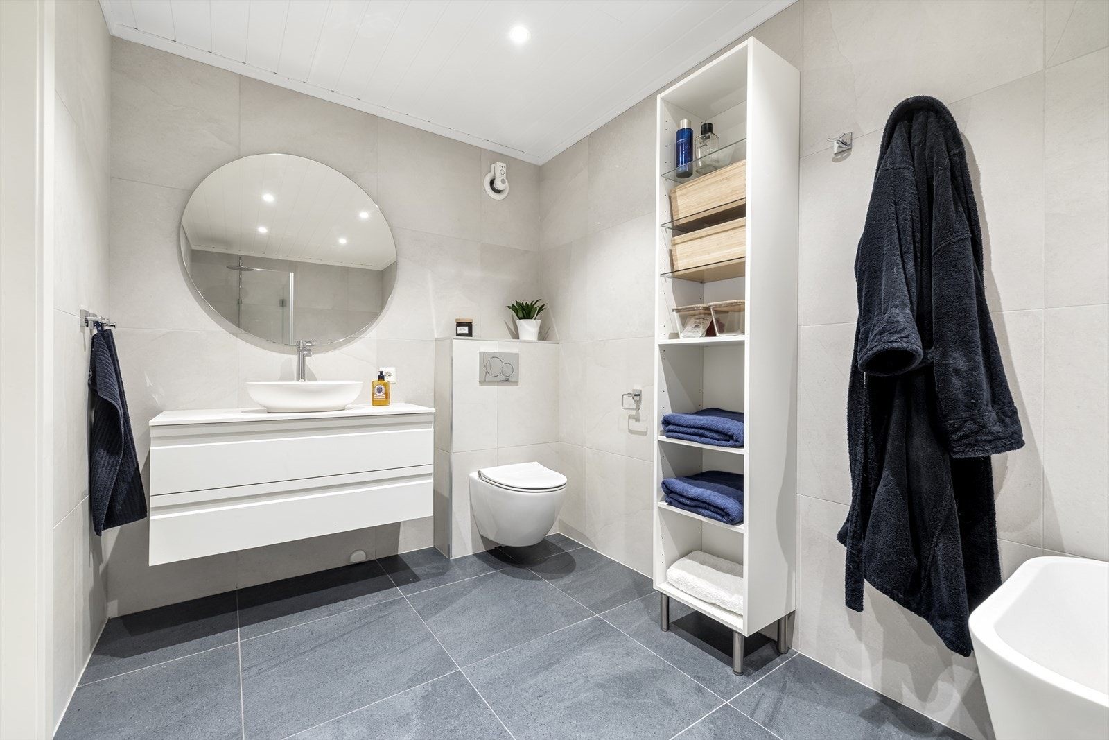 Badet fra 2020 fremstår som moderne og stilrent med delikate flisvalg. Galleribilde