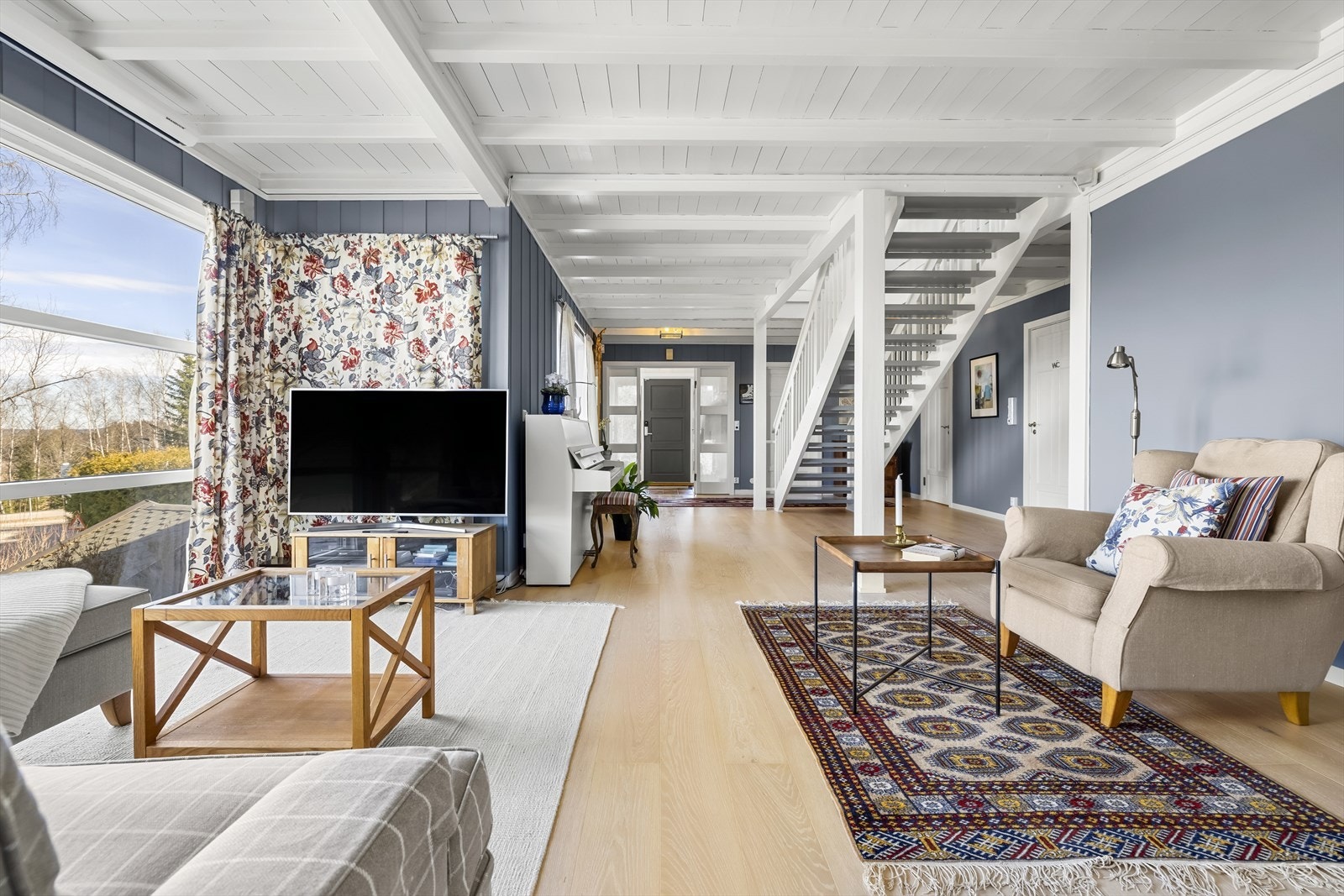 Stuen fremstår som lys og romslig med en åpen og innbydende planløsning. Galleribilde
