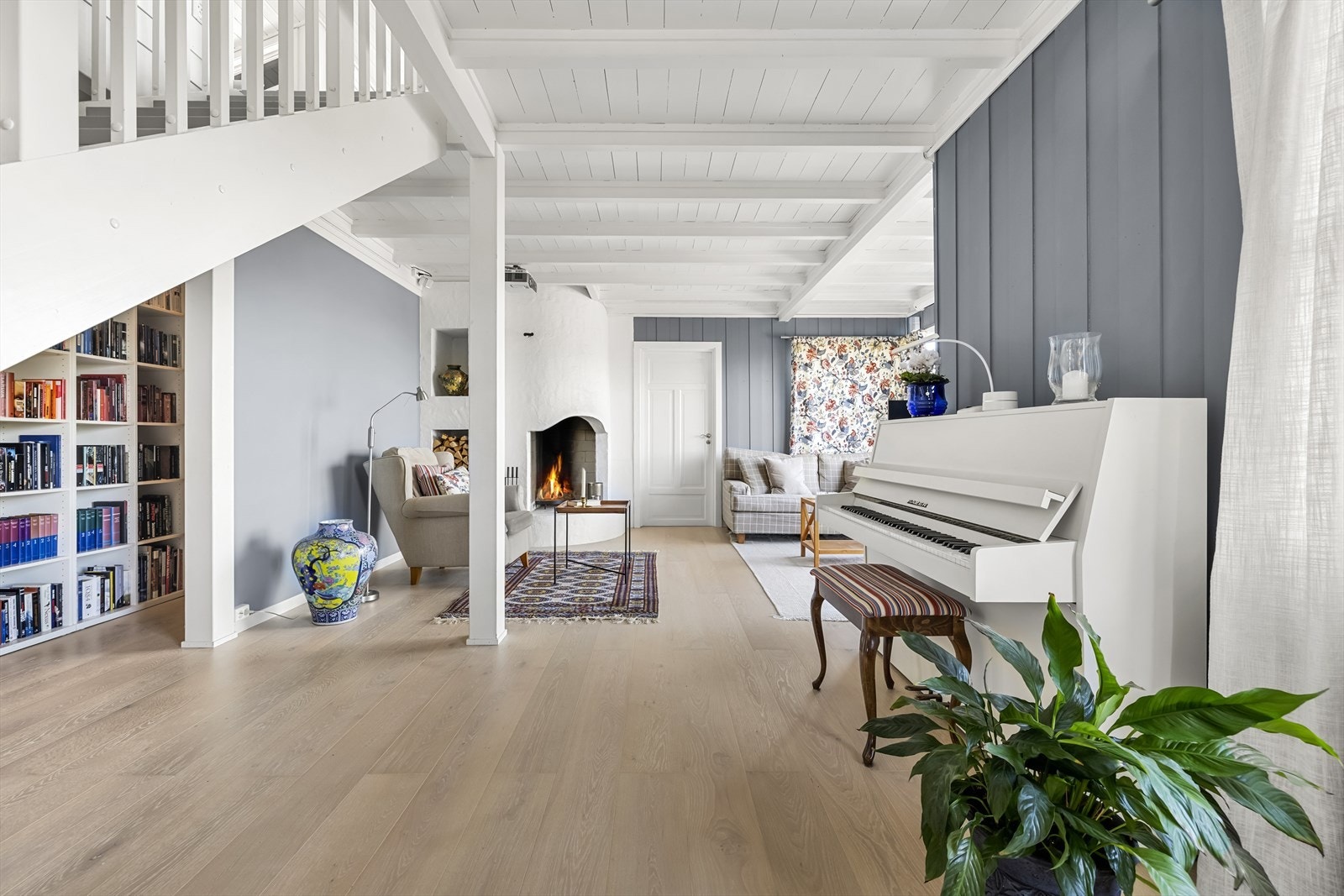 Rommet byr på gode møbleringsmuligheter med naturlige soner. Galleribilde