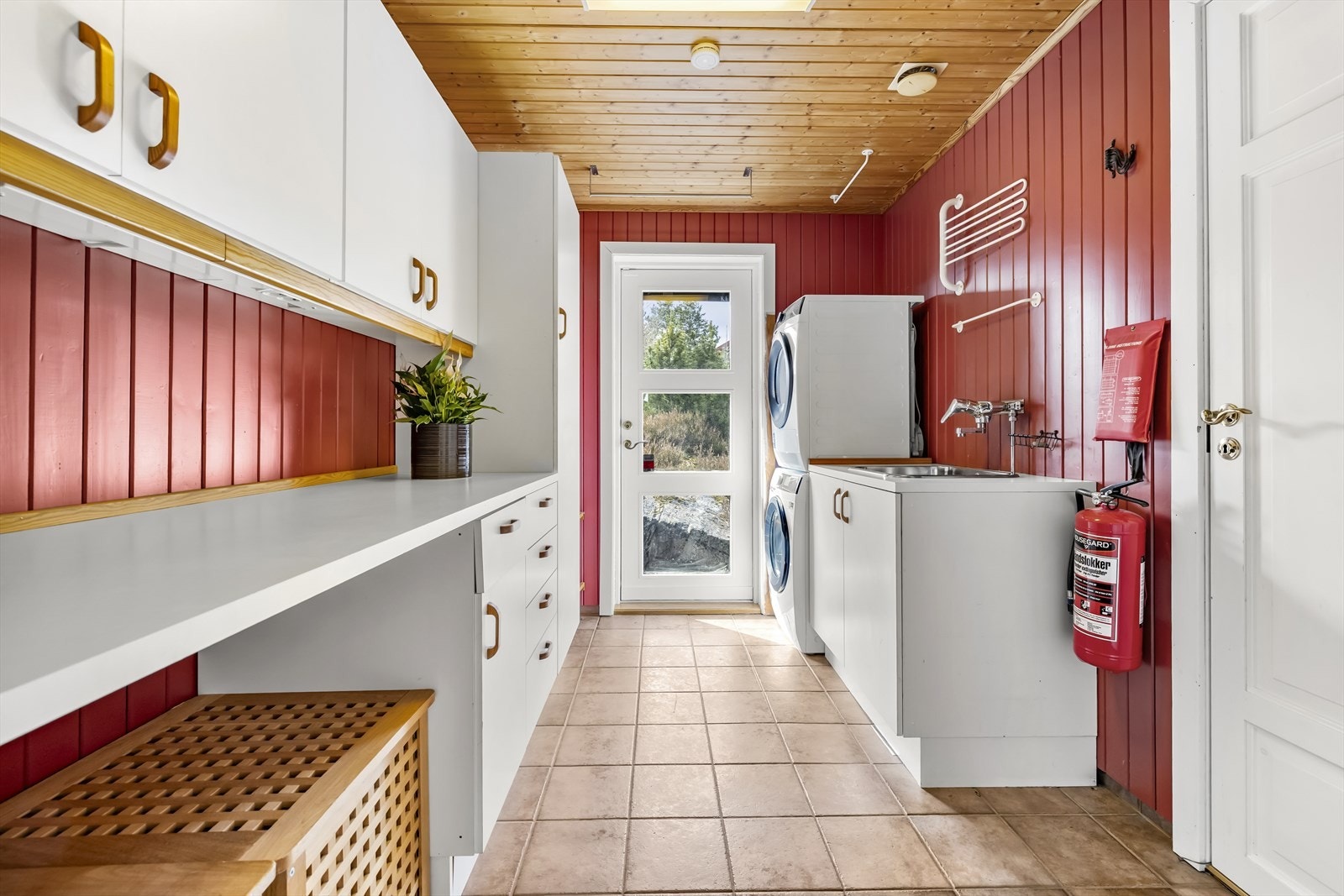 Vaskerommet fremstår som praktisk og funksjonelt med direkte utgang til terrassen. Galleribilde