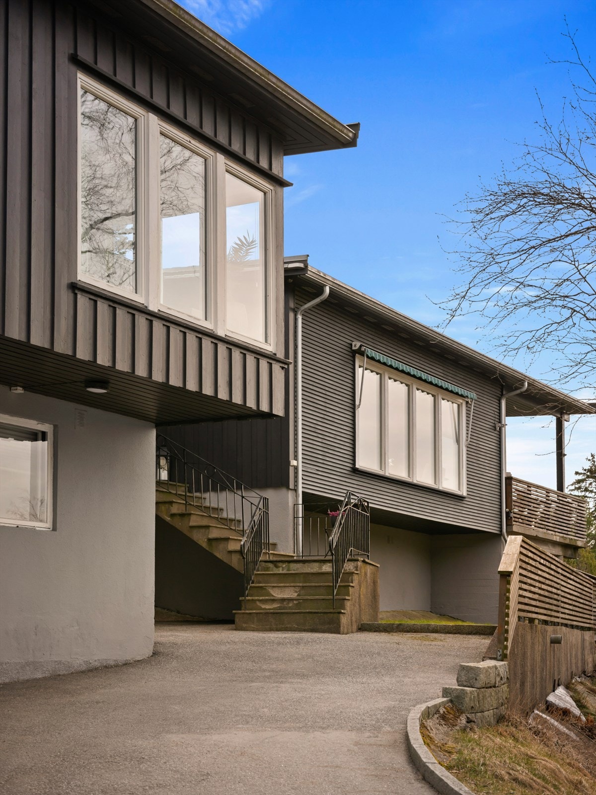 Pettersand 9 er en innbydende og særpreget enebolig som kombinerer moderne linjer og store vindusflater. Galleribilde