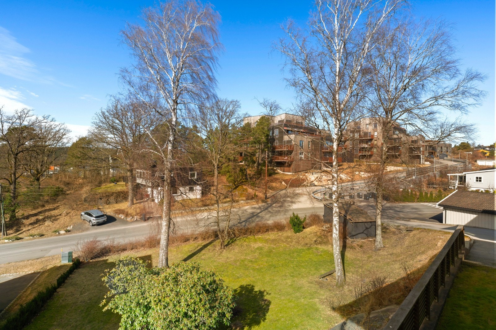 Eiendommen har romslig tomt på ca 1,1 mål med gode solforhold gjennom hele dagen. Boligen ligger på en høyde med god skjerming og flott utsyn Galleribilde