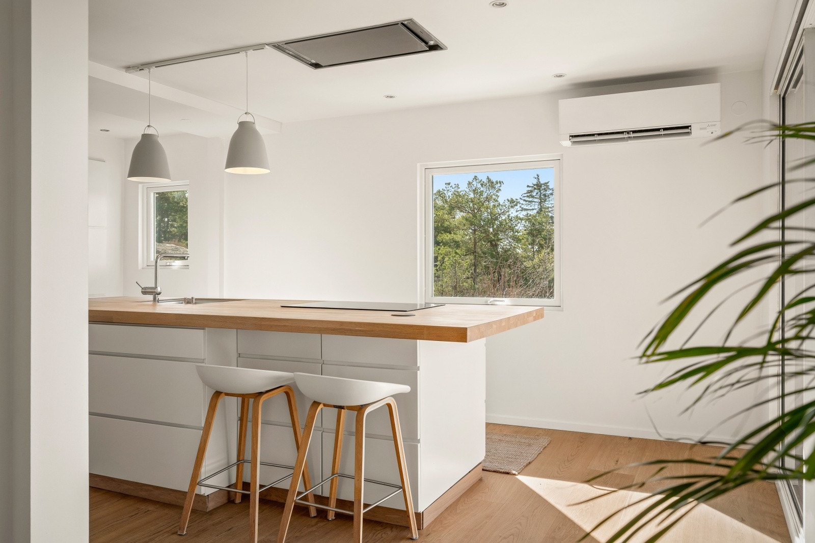 Kjøkkenet har en praktisk kjøkkenøy med benkeplate i massiv heltre eik. Øya har god plass til barkrakker og blir et perfekt sted for raske måltider eller en kopp kaffe. Galleribilde