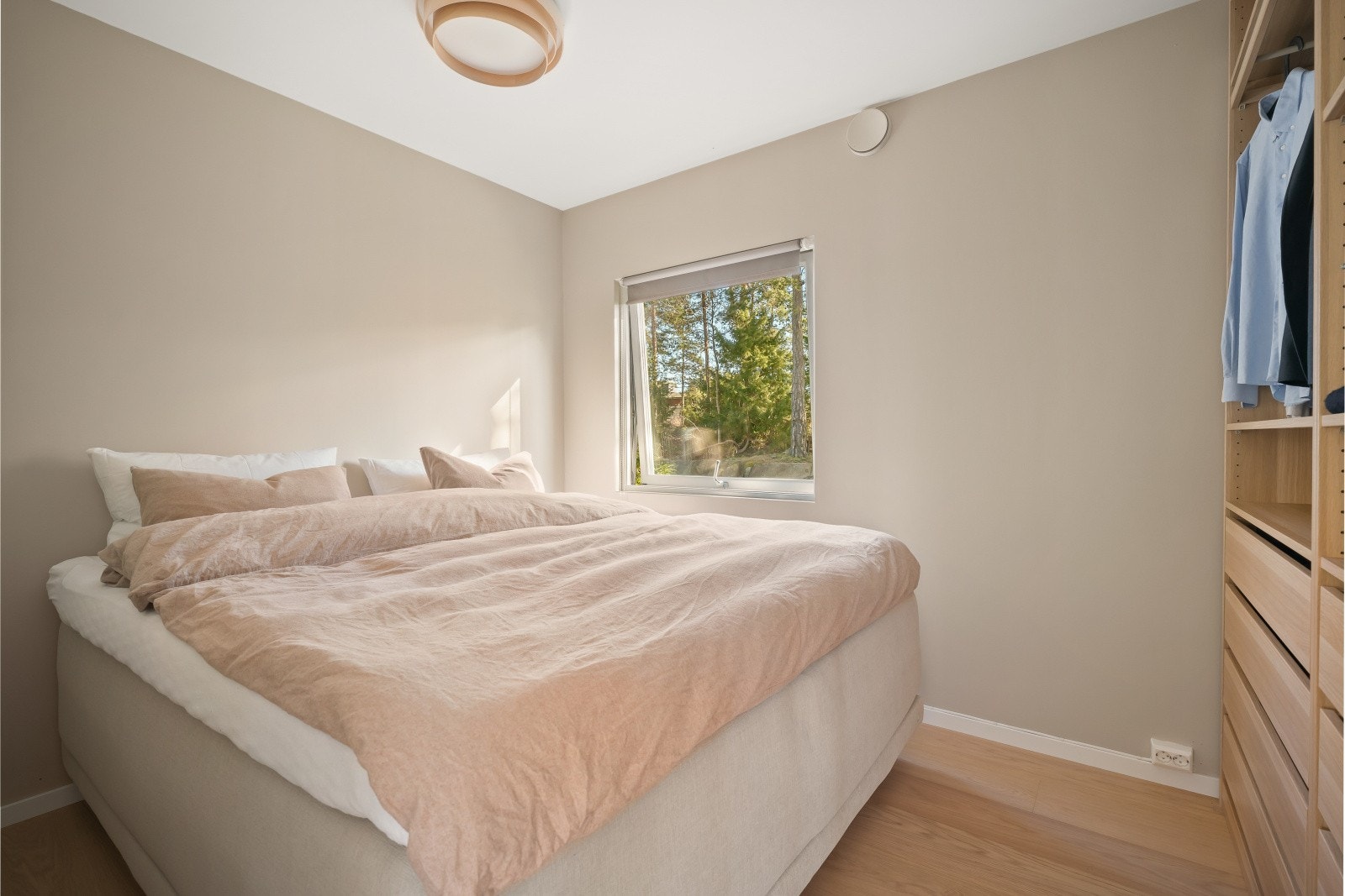 Hoveddelen har to soverom. Begge rommene har plass til seng og garderobeløsninger. Galleribilde