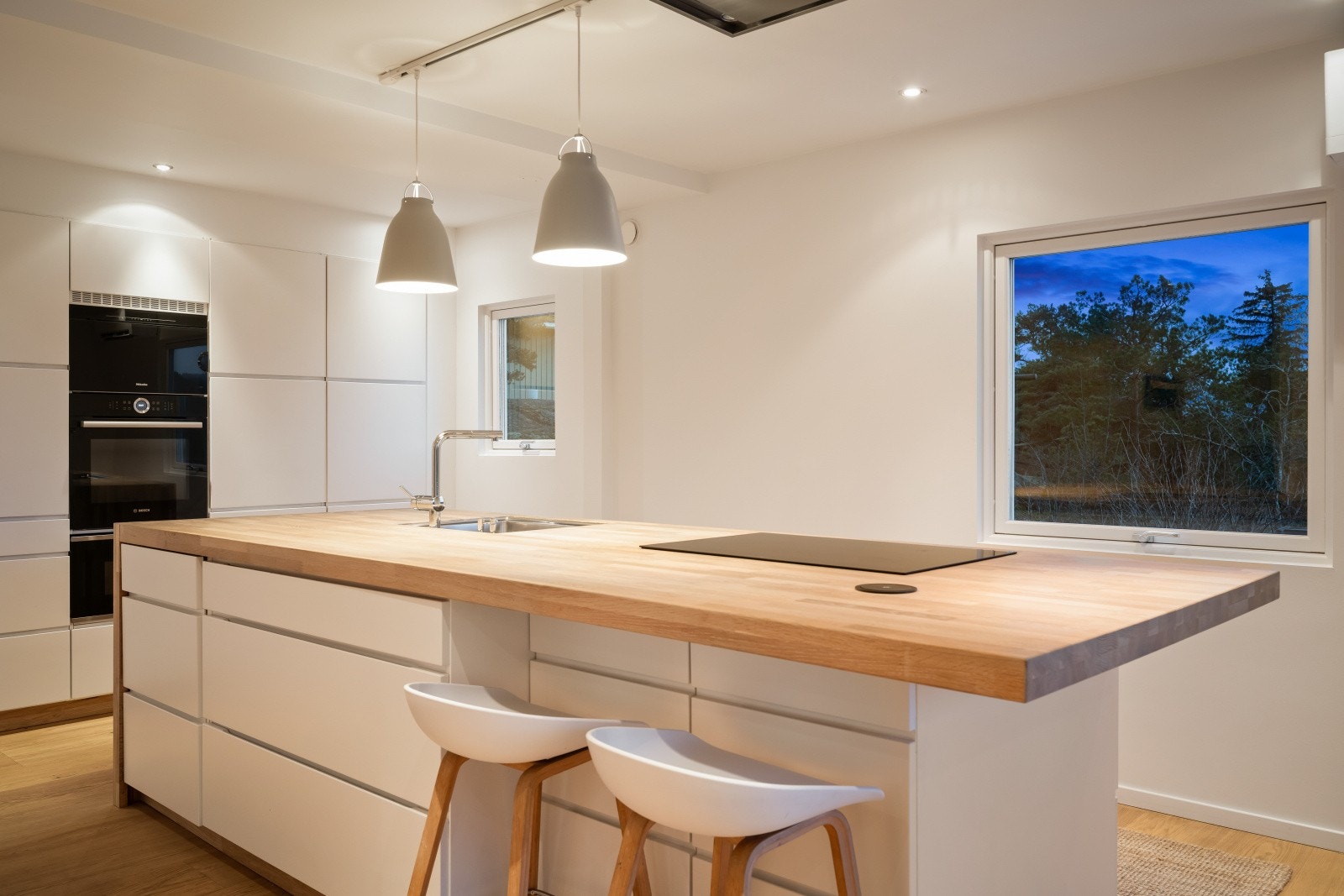 Kjøkkenet har moderne innredning med fokus på funksjonalitet og stil. Galleribilde