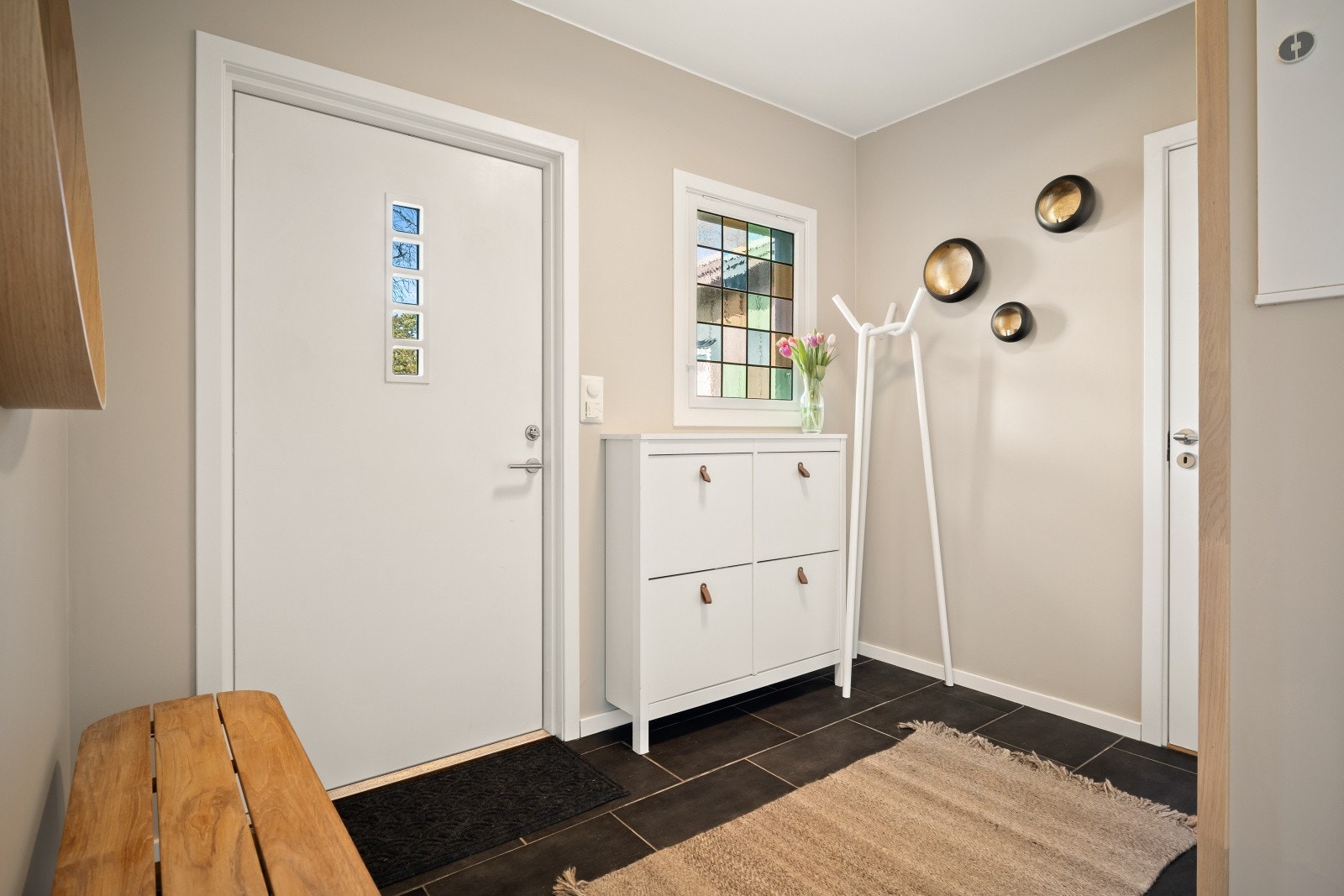 Entréen med praktisk flislagt gulv gir et godt førsteinntrykk. Galleribilde