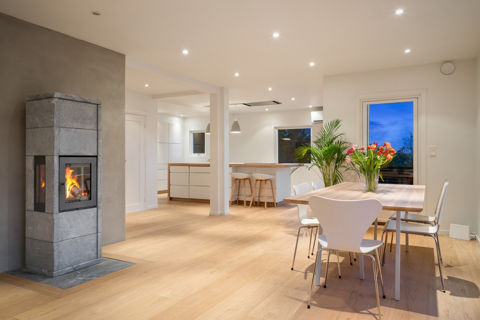 Den åpne planløsningen skaper en fin flyt mellom stue og kjøkken. Galleribilde