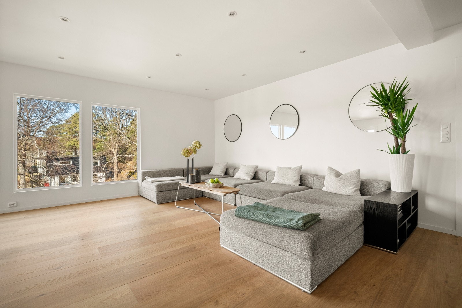 Boligen fremstår moderne og stilren, med rene linjer, lyse farge- og materialvalg og store vindusflater. Galleribilde