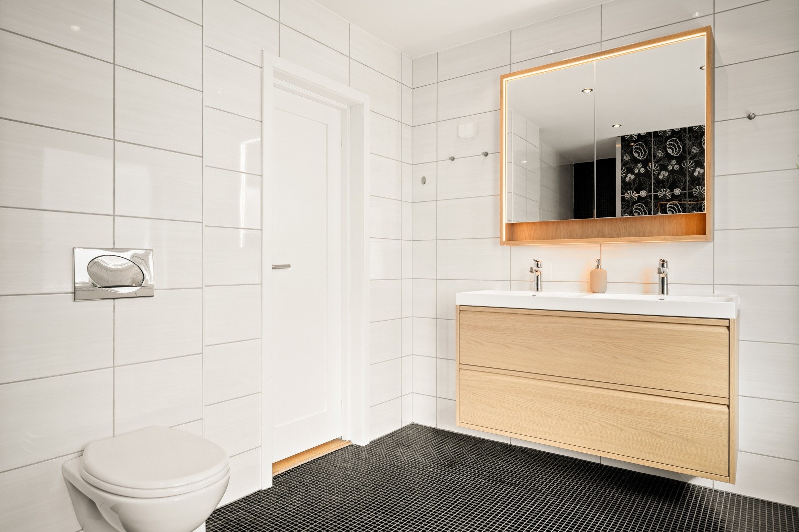 Baderomsinnredningen med to nedfelte servanter ble skiftet i 2025. Galleribilde