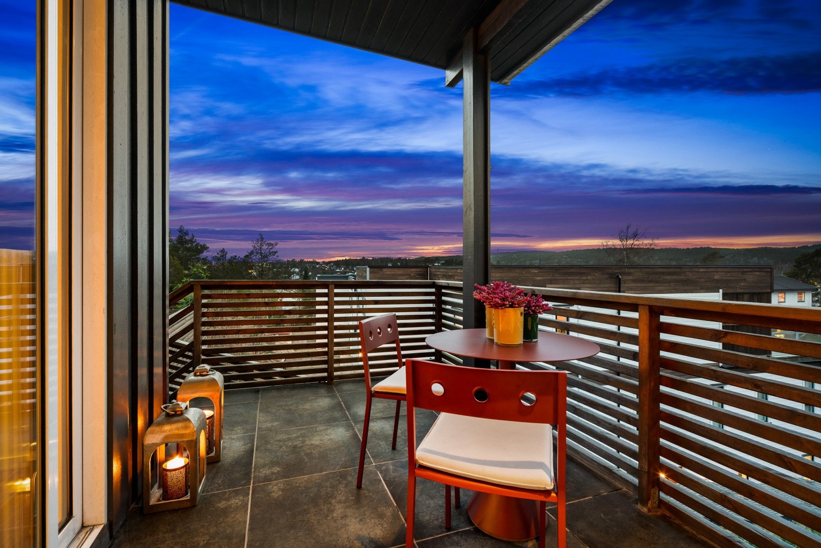 Den delvis overbygde terrassen har spilerekkverk som gir et moderne uttrykk. Galleribilde