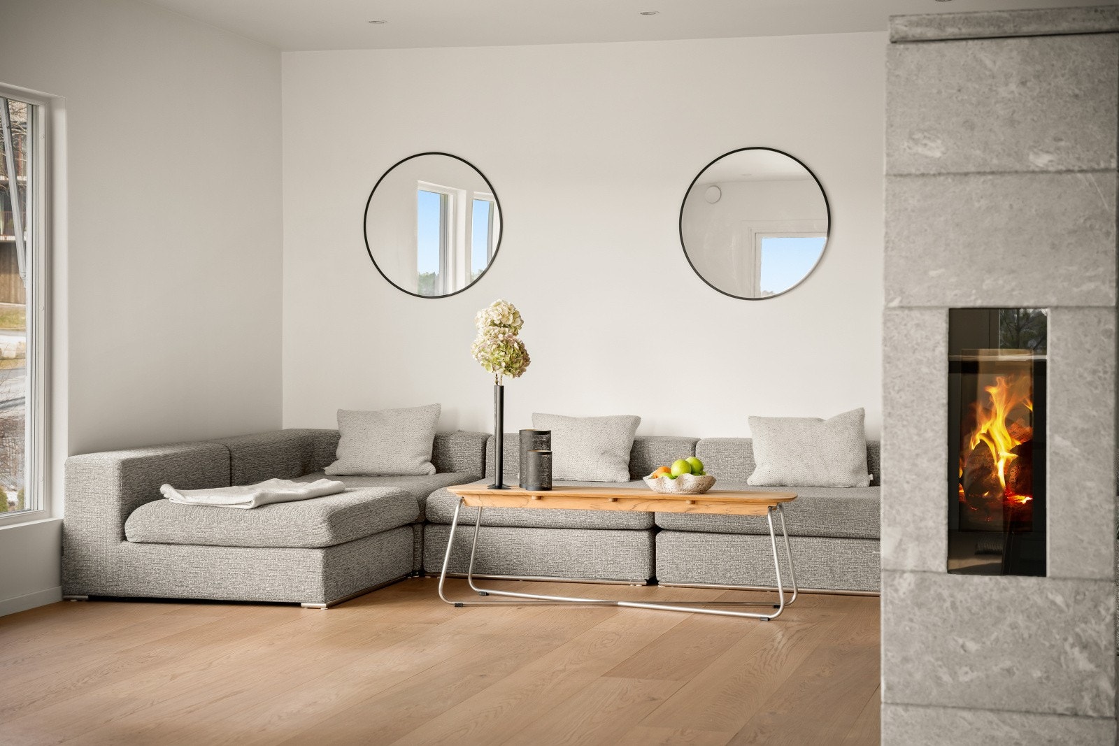 Dette er en bolig som kombinerer moderne komfort og praktiske løsninger.
Tidsriktige fargevalg gjør det enkelt å møblere. Galleribilde