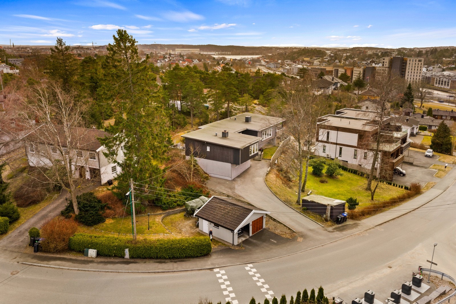 Det er en garasje på eiendommen (garasjen er kondemnabel). Det er også innkjøring og gårdsplass som gir muligheter for parkering Galleribilde