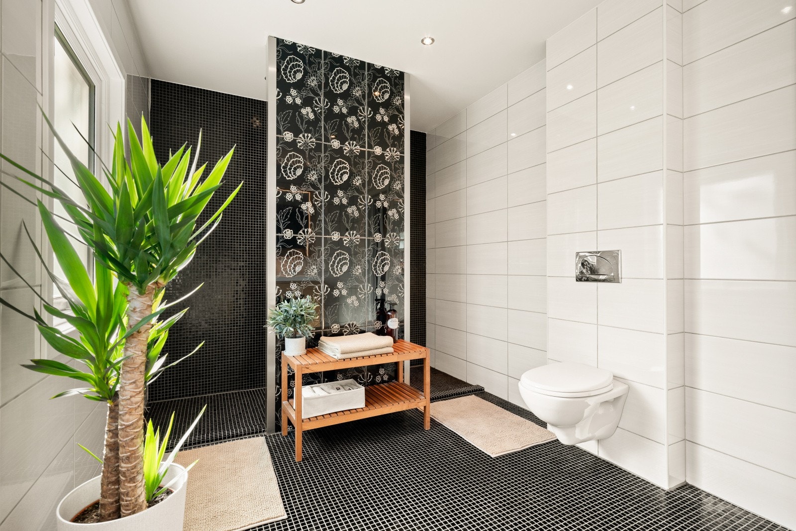 Badet i hoveddelen er fra 2008, med flislagte overflater og elektriske varmekabler. Galleribilde