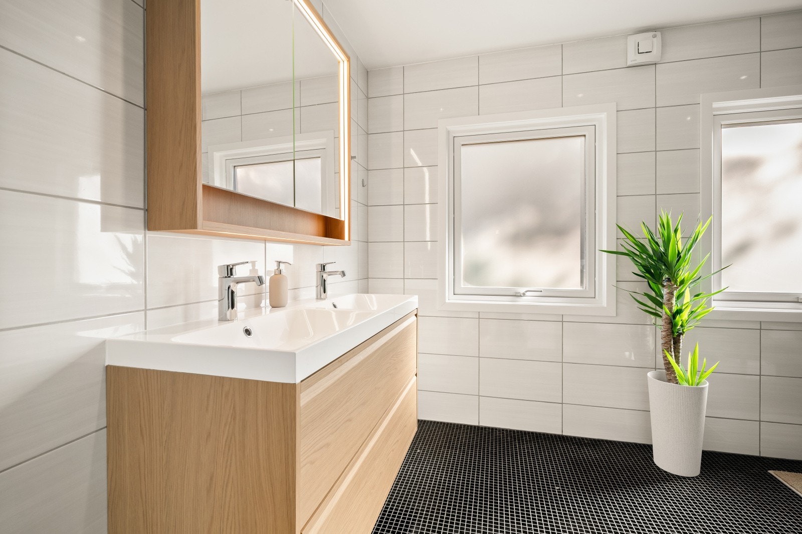 Komfortabelt og delikat bad med flislagte vegger og elektriske varmekabler. Galleribilde