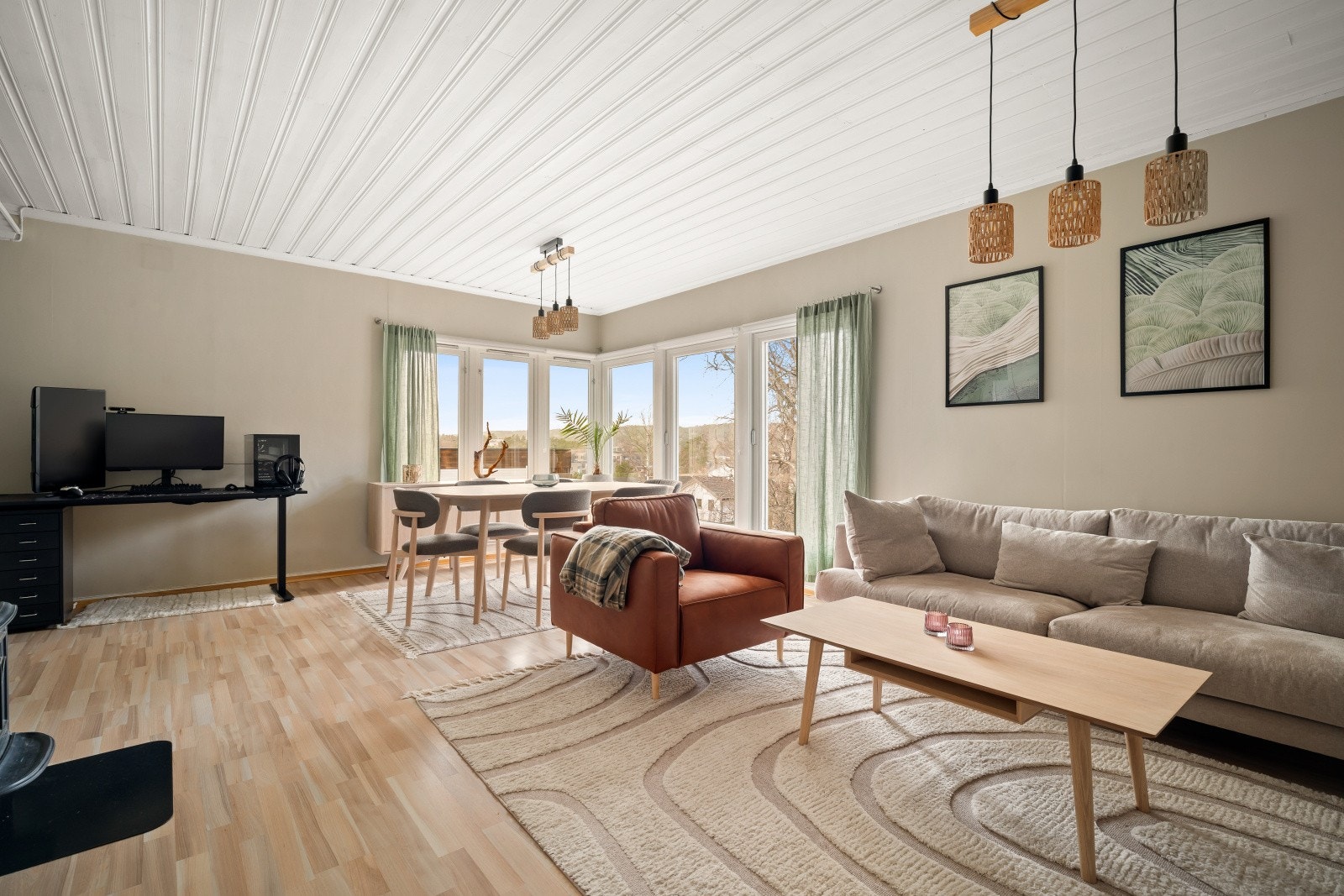 Stue utleiedel er i åpen løsning med kjøkkenet og utgjør et stort, sosialt areal. Galleribilde