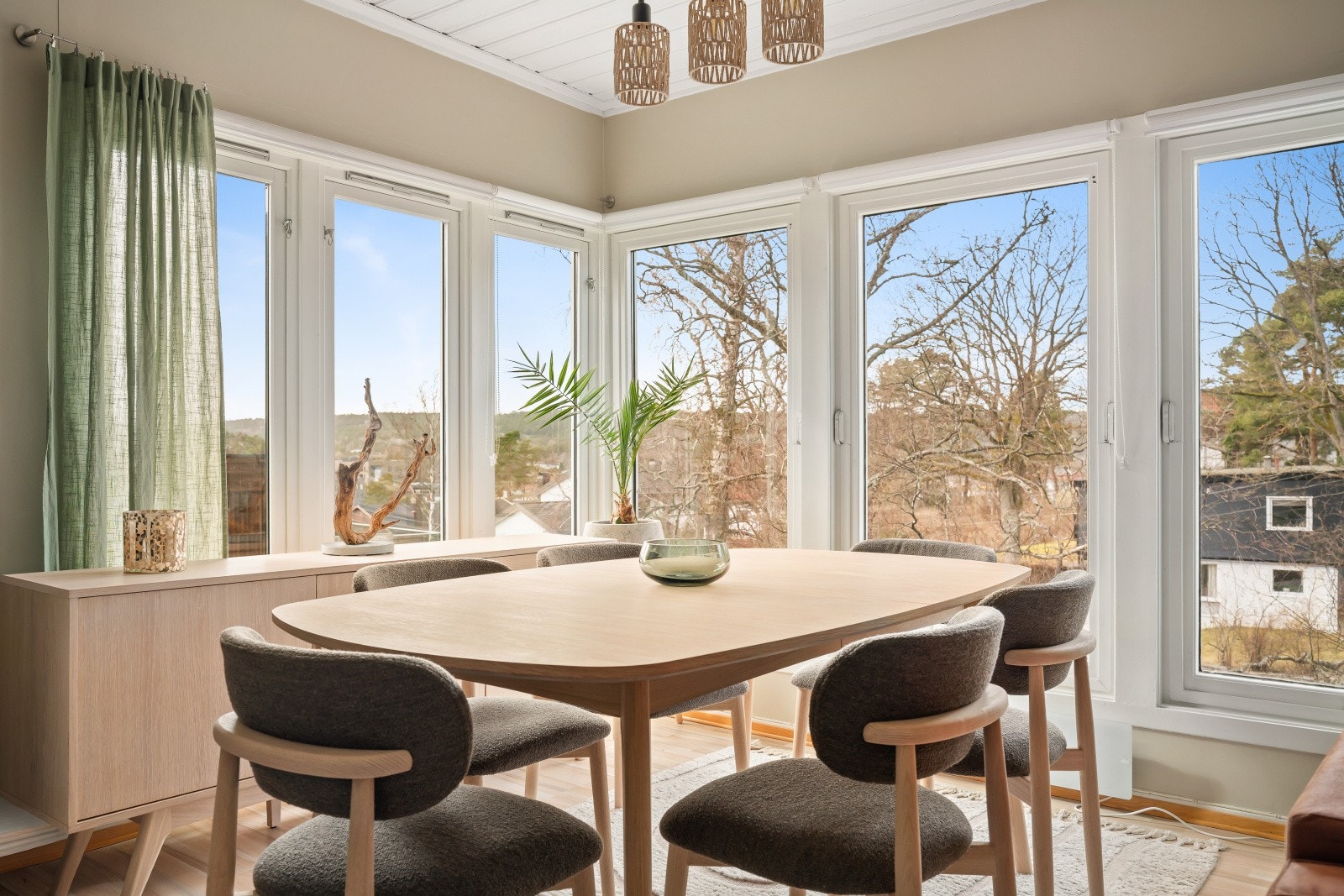 Store vindusflater slipper inn rikelig med dagslys, og fra stuen er det direkte utgang til en herlig terrasse. Galleribilde