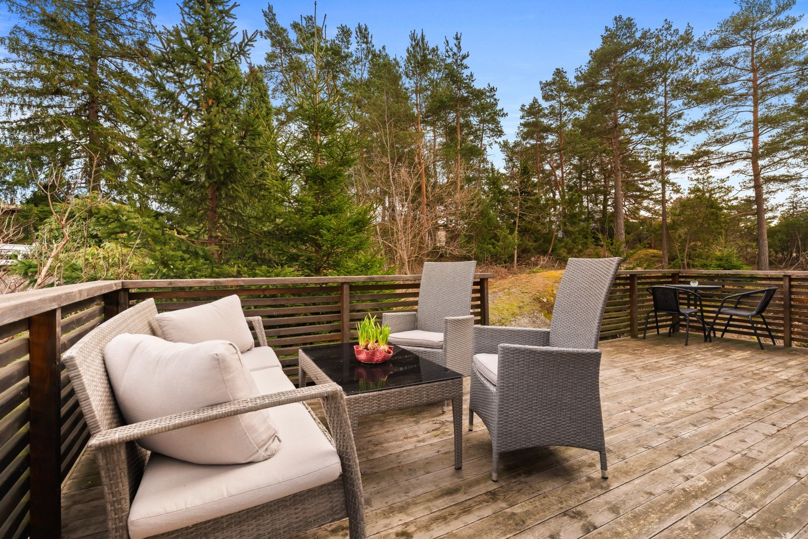 Terrassen utenfor boligens soverom i utleiedelen. Galleribilde