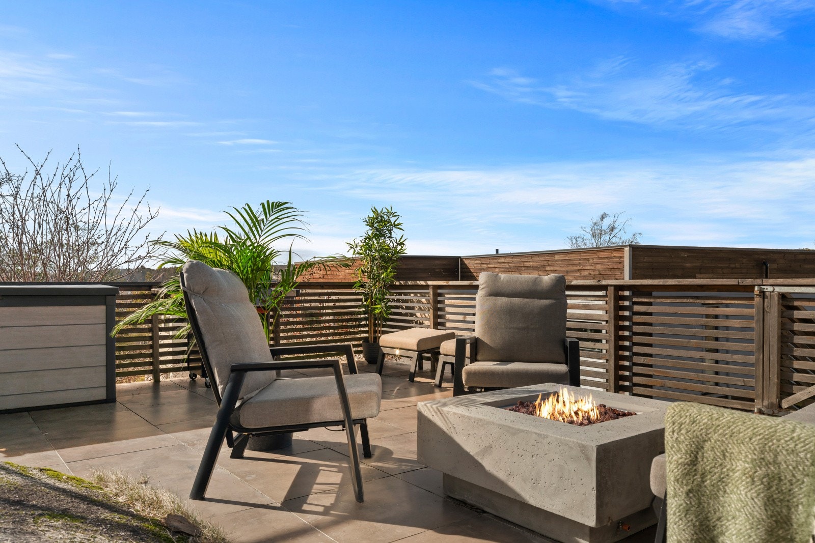 Innbydende terrasse med rekkverk av horisontale lameller, som gir både le og privatliv uten å stenge ute utsikten. Galleribilde