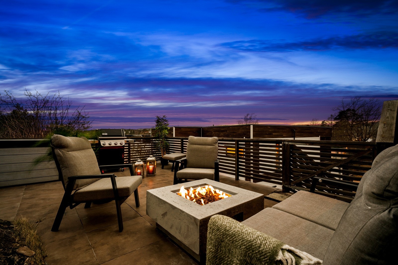 Lun og stemningsfull uteplass med egen peis på terrassen utenfor stuen. Galleribilde