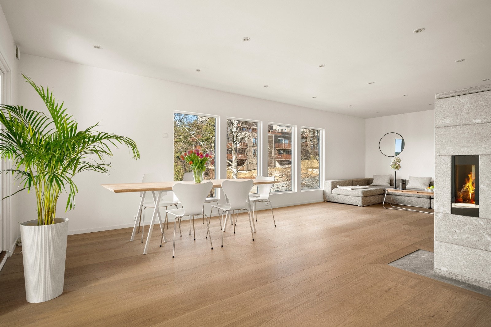 Hoveddelen har gjennomgående en-stavs parkett fra Bjelin. Alle veggflater og tak i stuen ble malt i 2025. Galleribilde