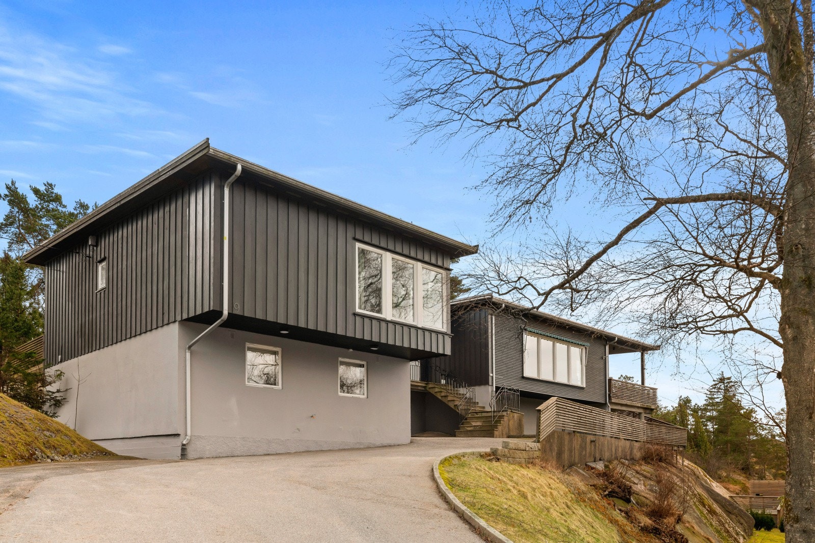 En stilren enebolig med arkitektoniske kvaliteter og en luftig, tilbaketrukket beliggenhet på Pettersand. Galleribilde