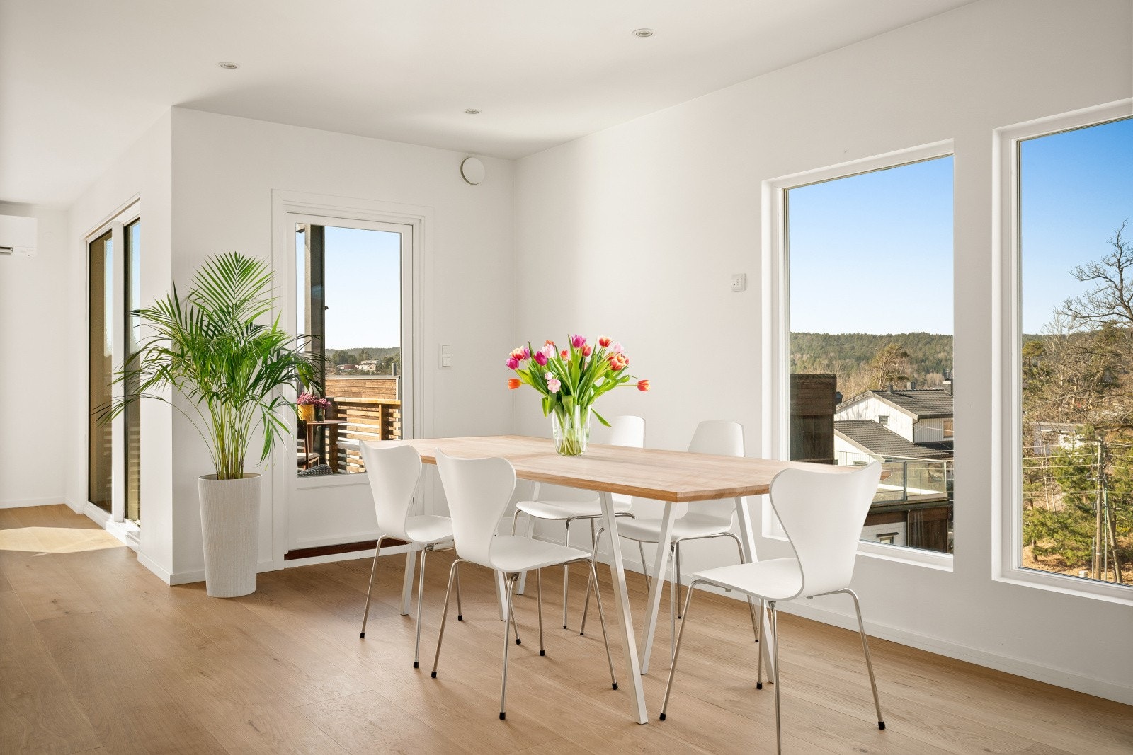 Stuen er romslig og har flere møbleringssoner. Galleribilde