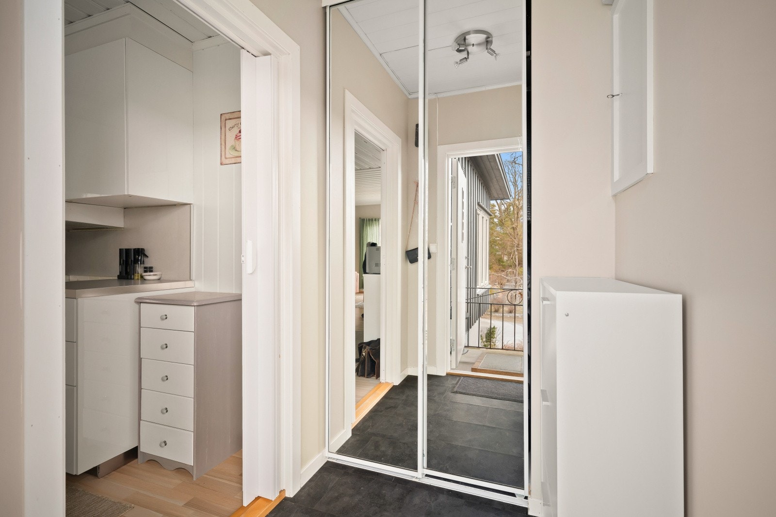 Entreen i utleiedelen har skyvedørsgarderobe med speilfronter. Galleribilde