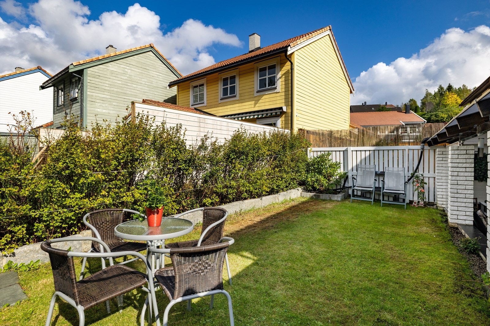 Stor hage som passer ypperlig for barnefamilier. Galleribilde