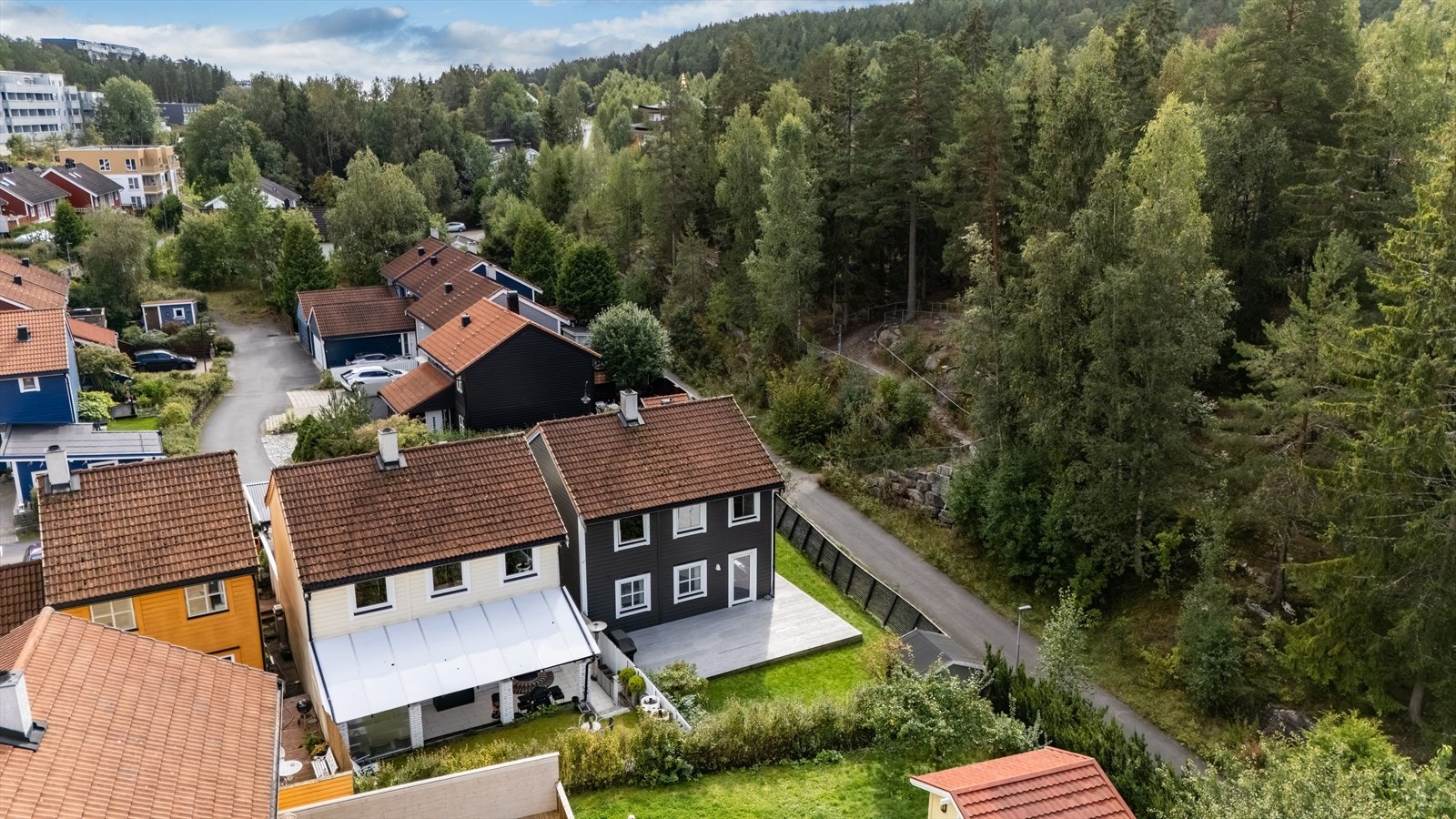 Fra boligen er det kort vei til marka, skoler og barnehager. Galleribilde