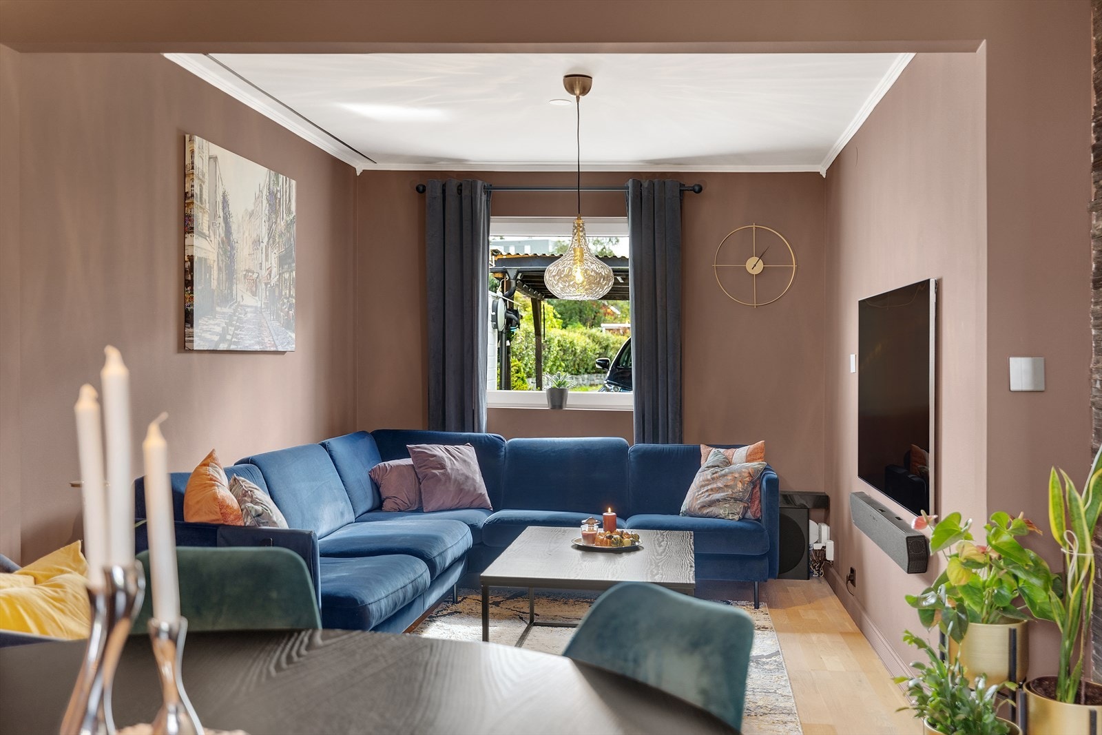 I stuen er det god plass til stor sofa med tilhørende møblement. Galleribilde