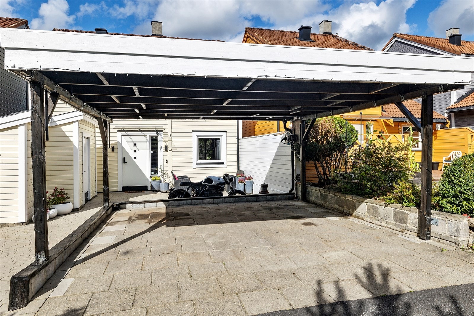 Boligen disponerer egen carport. Galleribilde