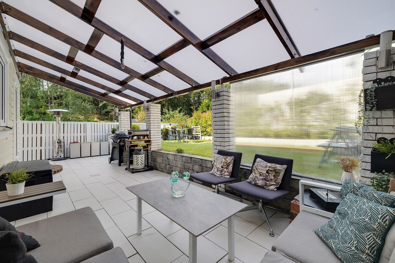 Stor og romslig terrasse med plass til hyggelige sittegrupper - perfekt for avslapning og sosiale sammenkomster. Galleribilde