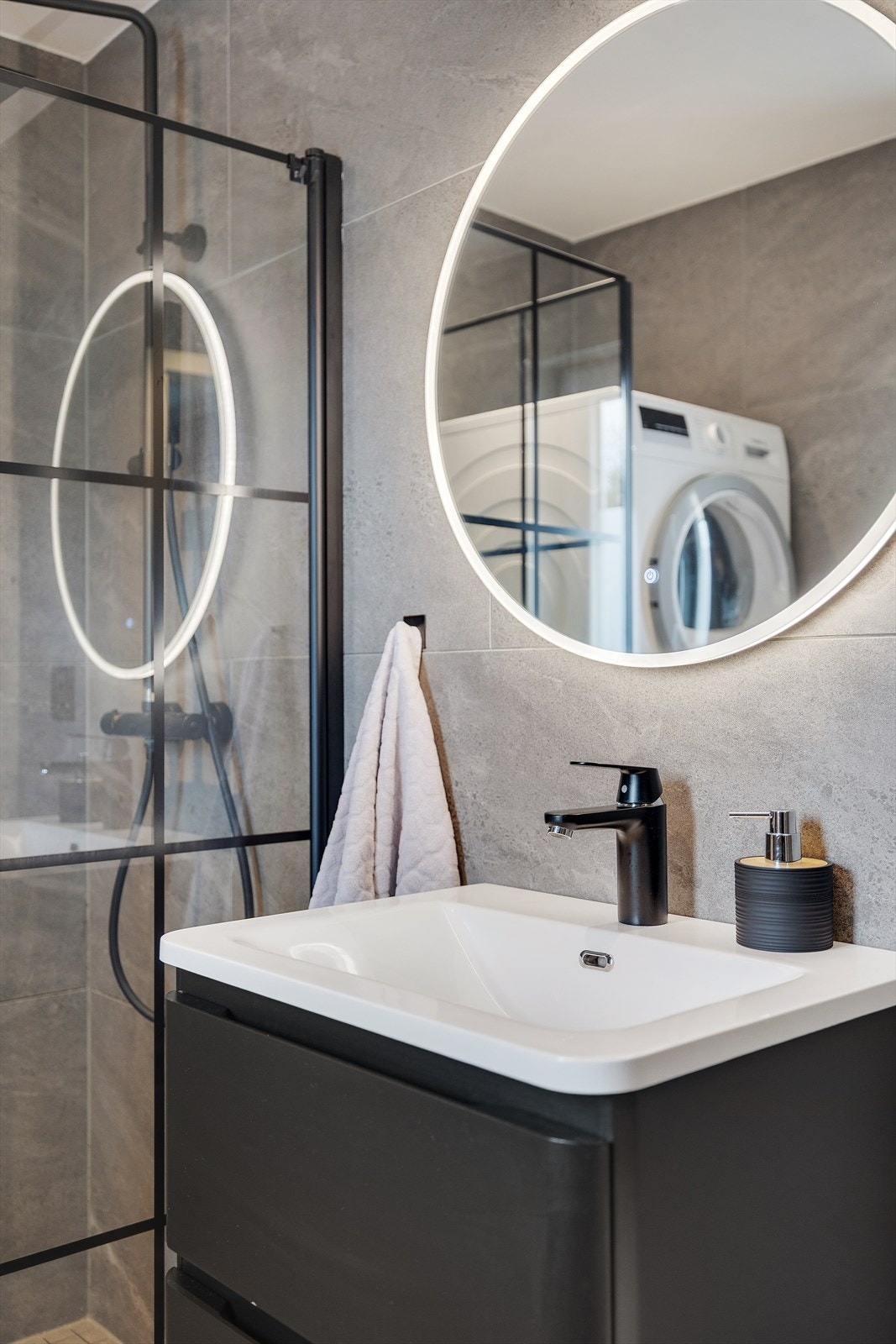 Badet er fra 2020 med vegghengt servantinnredning med skuffer og ovenpåliggende servant med ett-greps armatur. Speil med lys og stikkontakt på vegg over servant. Galleribilde